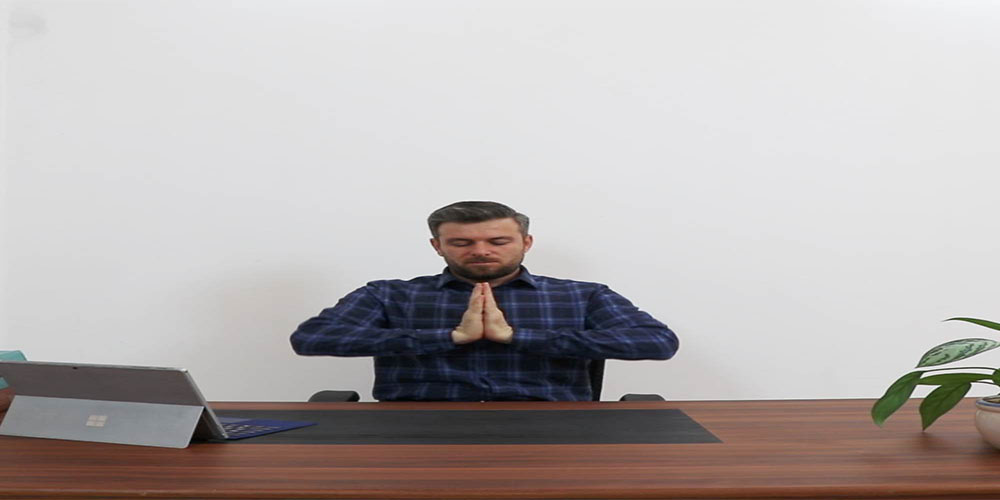 انقباض سینه و شانه پشت میز