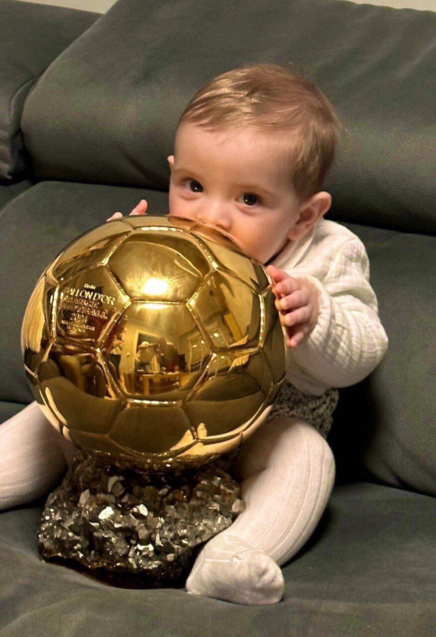 فرزندان رودری به همراه توپ طلا- فیتنس فرزندان رودری به همراه توپ طلا