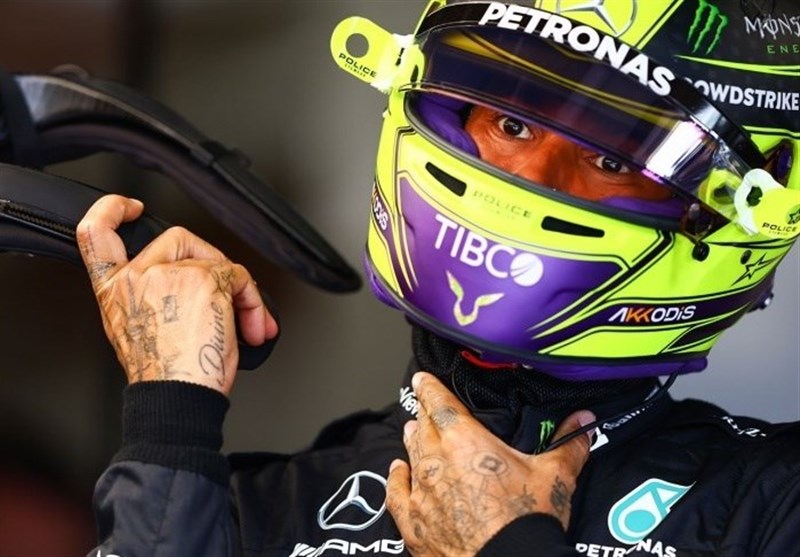 لوییس همیلتون و کلاه کاسکتش - فیتنس لوییس همیلتون و کلاه کاسکتش