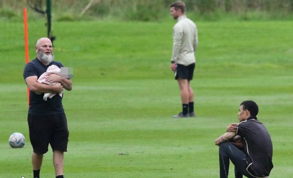 میسن گرینوود پدر نوزاد به بغل - فیتنس میسن گرینوود پدر نوزاد به بغل