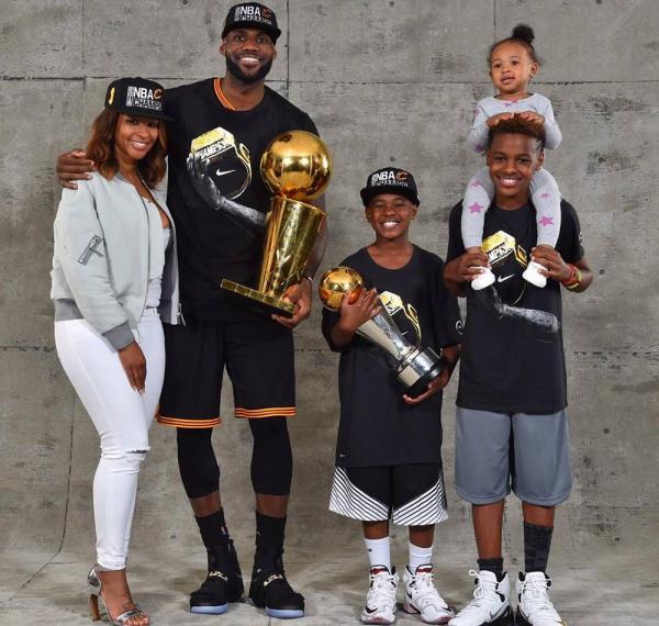عکس لبرون جیمزو فرزندانش- فیتنس عکس لبرون جیمزو فرزندانش