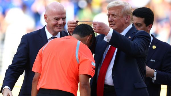 دریافت مدال یادبود علیرضا فغانی از دستان ترامپ - فیتنس دریافت مدال یادبود علیرضا فغانی از دستان ترامپ